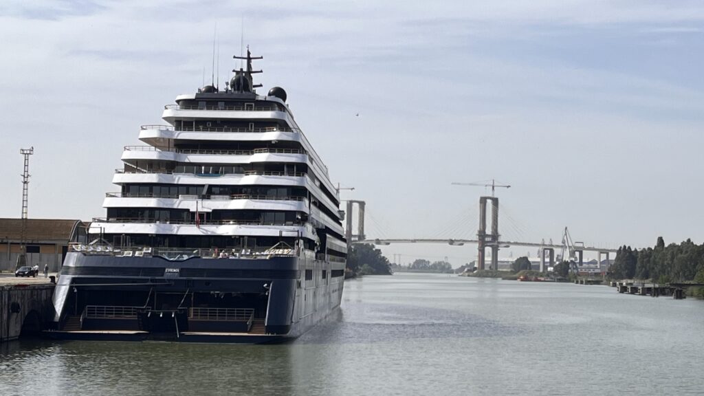 El Crucero De Lujo Evrima Realiza Su Primera Escala En El Puerto De Sevilla