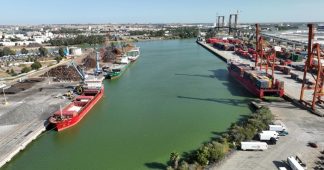 El Puerto de Sevilla incrementa el tráfico de mercancías gracias a la buena evolución del contenedor y a la importación del cereal y los aceites