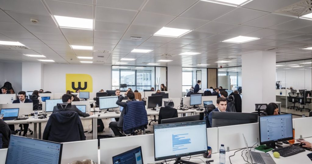 En España, desarrollar agentes de IA se paga ya un 39 % más que programar, según la Guía Salarial de Iwantic