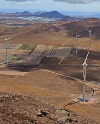 Los cuatro aerogeneradores del Parque Eólico Arrecife (Lanzarote) comienzan a producir energía