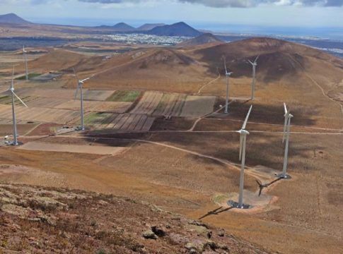 Los cuatro aerogeneradores del Parque Eólico Arrecife (Lanzarote) comienzan a producir energía