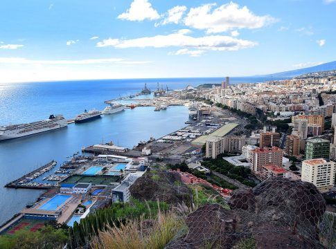Santa Cruz pide reunirse con Binter y Aena para impulsar rutas aéreas desde Tenerife