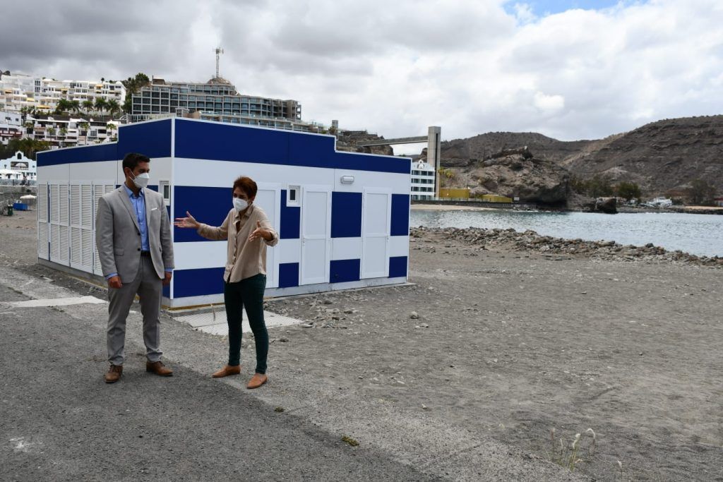 Entregan los módulos de restauración y aseos de las playas de Mogán