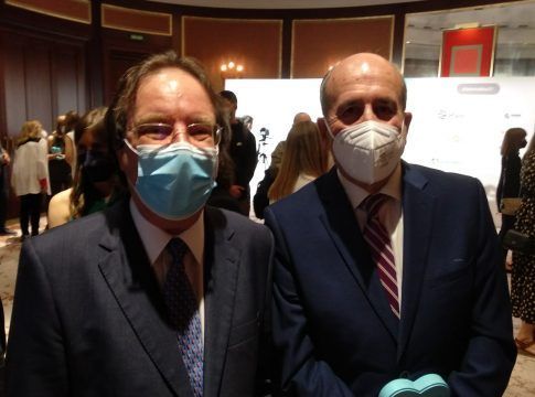 Amós García Rojas recibe el premio ‘Admirable 2021’ de Diario Médico y Correo Farmacéutico