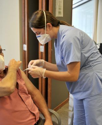 Los residentes en Canarias nacidos en 1961 y antes, no vacunados contra la COVID-19, pueden pedir cita desde hoy