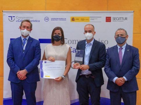 Evelyn Alonso, concejal de promoción económica y turismo del Ayuntamiento de Santa Cruz de Tenerife,  recoge diversas certificaciones en FITUR