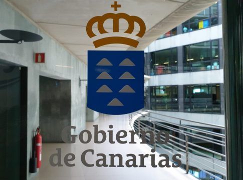 El Gobierno firma con los interinos en huelga y anuncia que quiere incorporar a todos los sindicatos en la solución