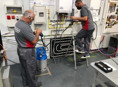 Dos caboverdianos se formarán en Femete como docentes de electricidad y fontanería