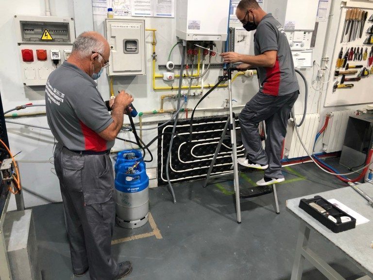 Dos caboverdianos se formarán en Femete como docentes de electricidad y fontanería