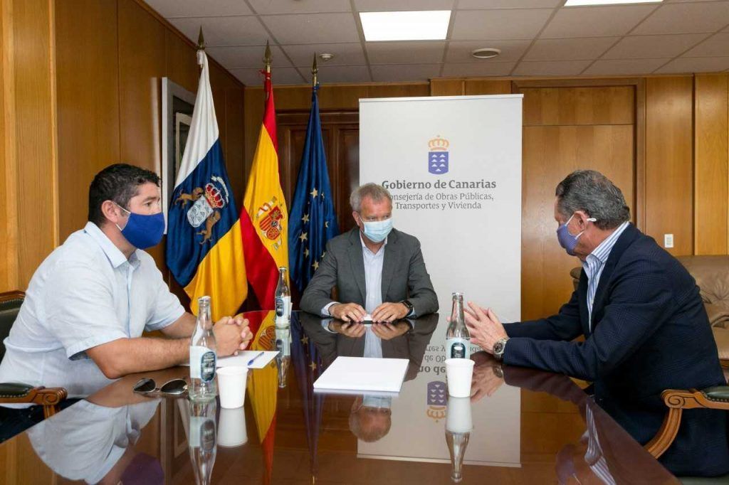 Obras Públicas informa a los empresarios del sur de Tenerife de los proyectos que se planifican para la zona en car