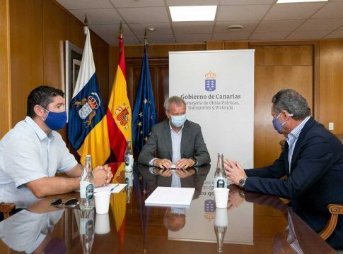 Obras Públicas informa a los empresarios del sur de Tenerife de los proyectos que se planifican para la zona en car