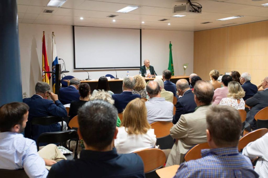 El Colegio de Dentistas de la provincia tinerfeña retoma la formación presencial, con aforo limitado
