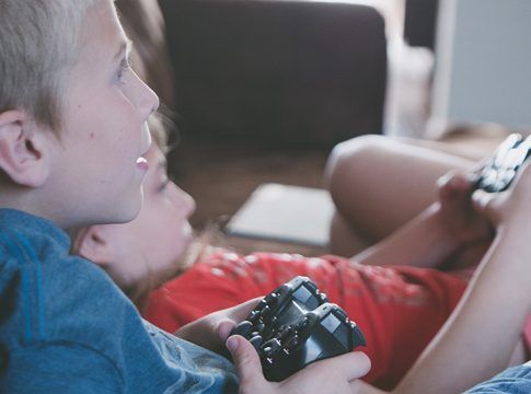 Videojuegos y aplicaciones móviles: cómo proteger a los menores de contenidos inadecuados