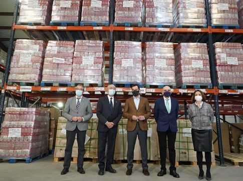Moreno señala que el Gobierno andaluz ha destinado más de 60 millones, desde que comenzó la pandemia, para atender a los andaluces que más lo necesitan