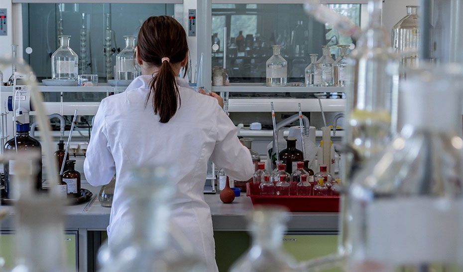 Una asociación de pacientes dona 15.000 euros a la investigación en cáncer infantil de GENYO