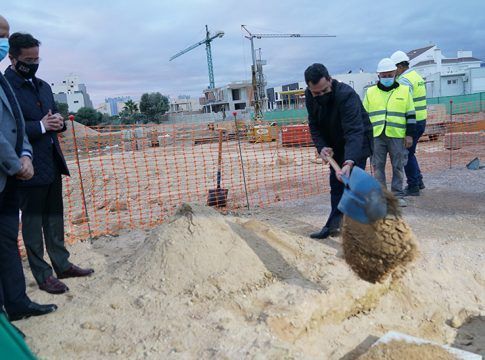 Moreno coloca la primera piedra del nuevo colegio en Almerimar, dentro de los 870 millones en inversiones educativas para Andalucía