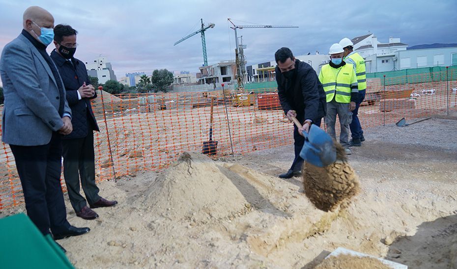 Moreno coloca la primera piedra del nuevo colegio en Almerimar, dentro de los 870 millones en inversiones educativas para Andalucía