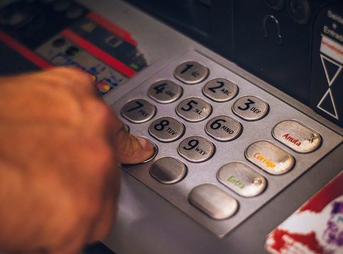 Igualdad formará a personal bancario para detectar casos de soledad no deseada en personas mayores