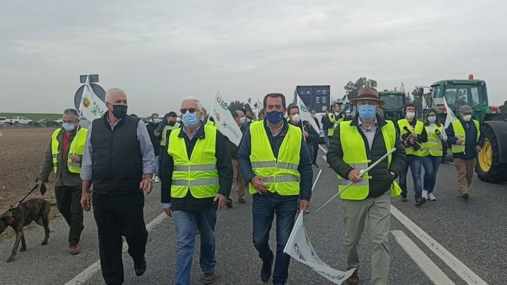 4.000 agricultores y ganaderos cortan la AP-4 por una «PAC justa y precios dignos» para el campo sevillano