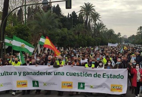 Más de 15.000 agricultores y ganaderos dicen «basta al expolio al campo andaluz»