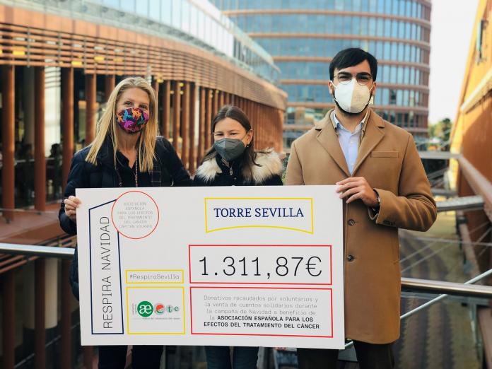 Torre Sevilla entrega a la AEetc la recaudación de la campaña solidaria de Navidad