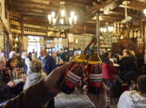Una edición limitada de Cruzcampo para conmemorar 350 años de ‘El Rinconcito’