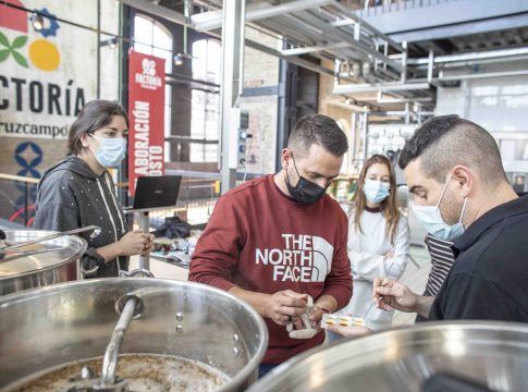 Fundación Cruzcampo y Universidad de Sevilla amplían su colaboración para formar a jóvenes como expertos en la elaboración de cerveza