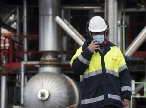 La ministra Reyes Maroto visita el complejo industrial de Cepsa en Palos de la Frontera