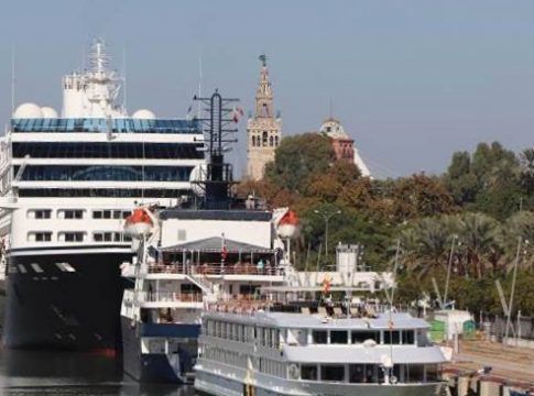 El Puerto de Sevilla recibe al primer crucero de la temporada