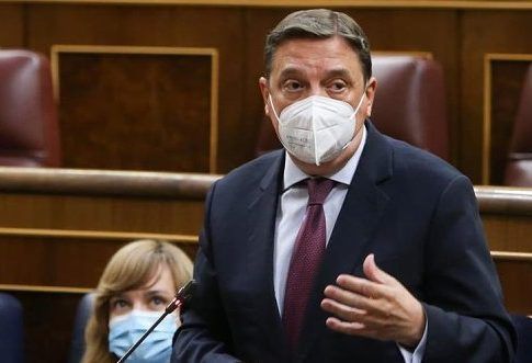 Luis Planas hace un llamamiento a la calma para dar solución a agricultores, ganaderos y pescadores