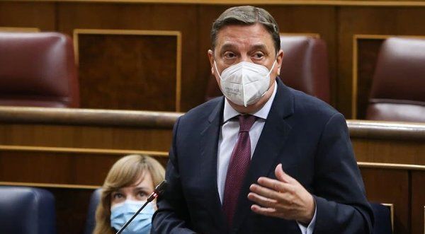 Luis Planas hace un llamamiento a la calma para dar solución a agricultores, ganaderos y pescadores