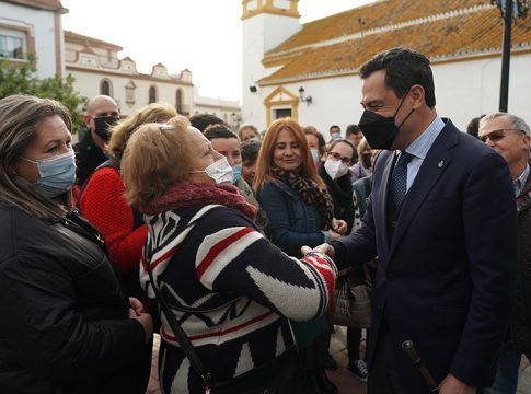 Moreno traslada el apoyo del Gobierno de Andalucía a los agricultores de Huelva