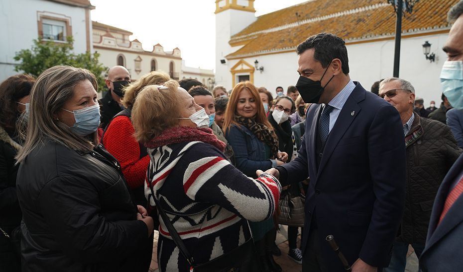 Moreno traslada el apoyo del Gobierno de Andalucía a los agricultores de Huelva