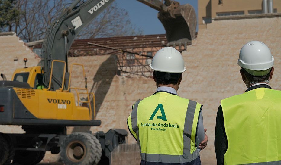 Moreno visita las obras de demolición previas a la construcción del Nuevo Hospital de Málaga que coinciden con la licitación del proyecto por 21,7 millones