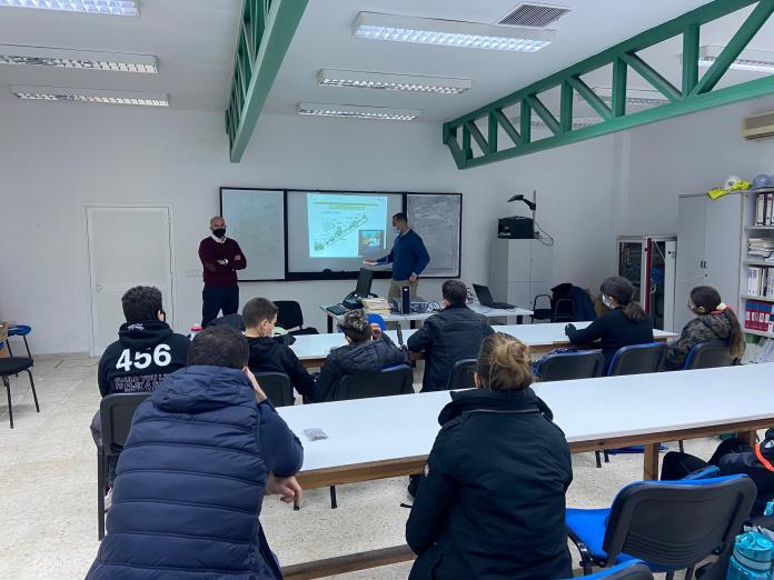 Escolares del CEIP Ángeles Martín Mateo conocen las claves de la sostenibilidad de la planta de Cementos Portland Valderrivas en Alcalá de Guadaíra