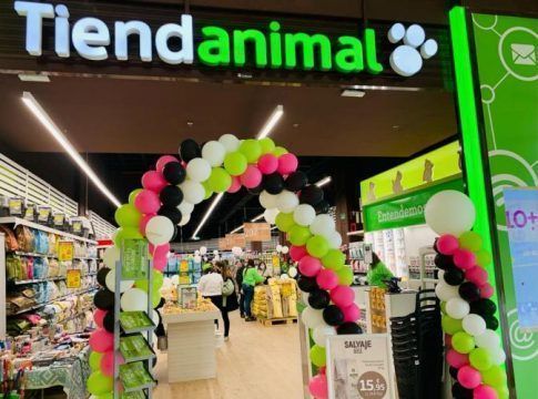Los Arcos aumenta su oferta comercial con la apertura de Tiendanimal para atender al mundo de las mascotas