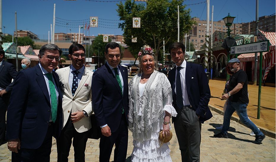 Moreno visita la Feria de Abril de Sevilla y celebra que se recupere la normalidad gracias a la responsabilidad colectiva