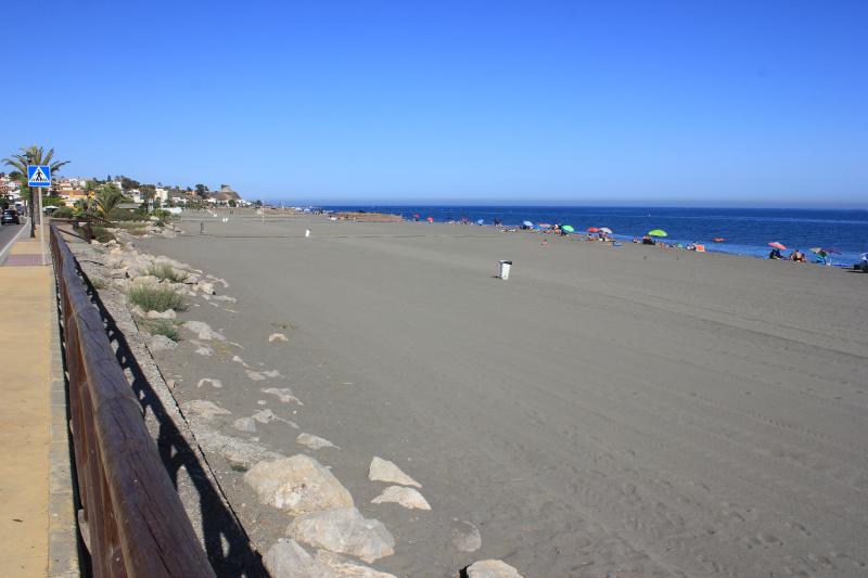 La Diputación de Málaga desarrolla este mes una campaña para mantener las playas limpias de plásticos y residuos