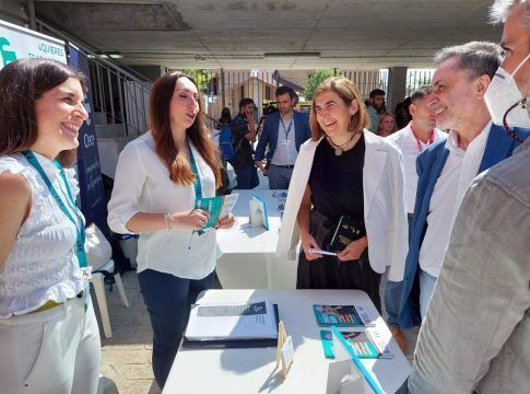 Rocío Blanco visita la Feria de Empleo del Polígono Sur