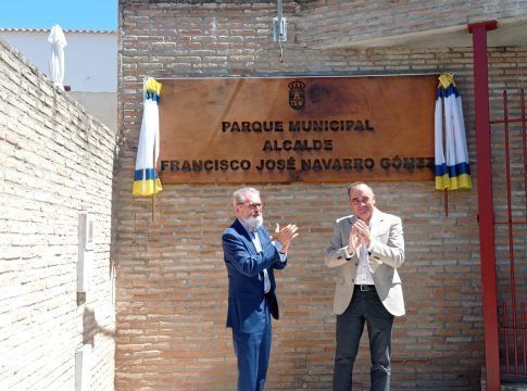 Valencina rinde homenaje a su exalcalde Francisco José Navarro Gómez y da su nombre al parque en la Avenida de Andalucía