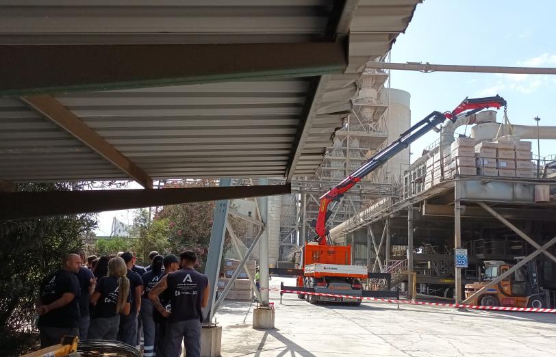 Alumnos de los programas de Empleo y Formación de la Junta de Andalucía visitan la fábrica de cemento de Cementos Portland Valderrivas en Alcalá de Guadaíra