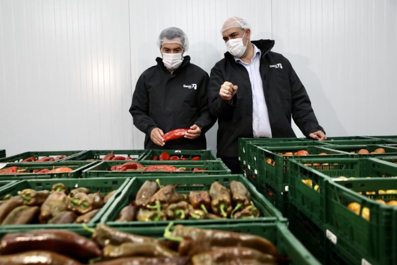 Juanma Moreno visita la planta de La Unión Long Fresh-NICE