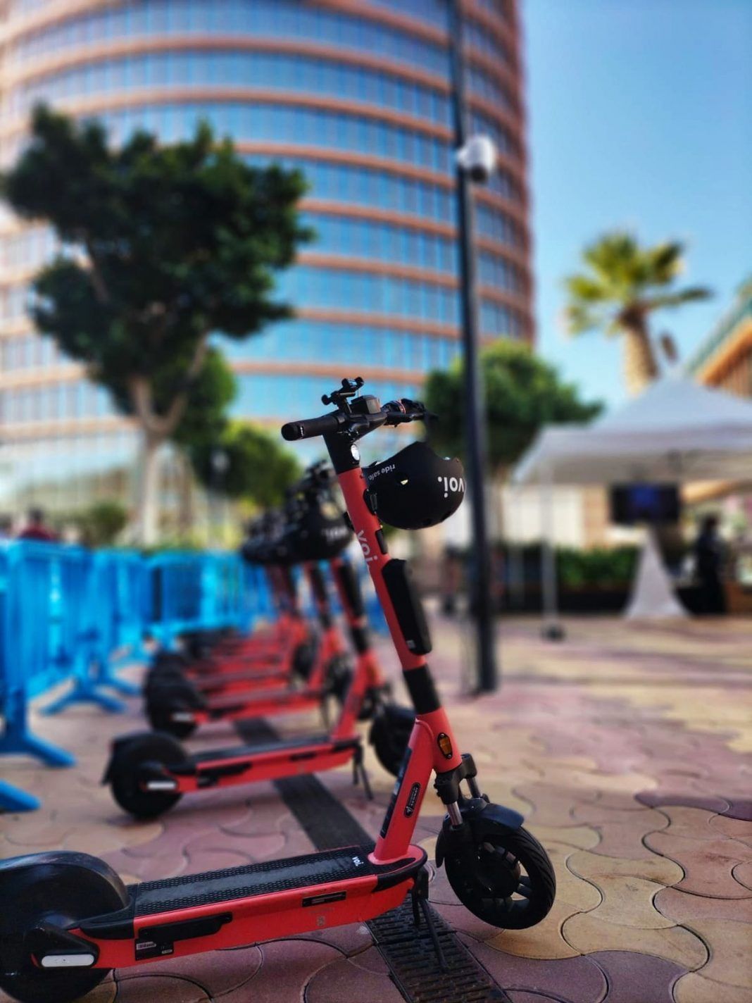 DOWN ESPAÑA y Voi Technology se unen en TORRE SEVILLA por una micromovilidad inclusiva, sostenible y segura