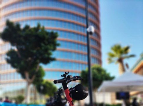 DOWN ESPAÑA y Voi Technology se unen en TORRE SEVILLA por una micromovilidad inclusiva, sostenible y segura