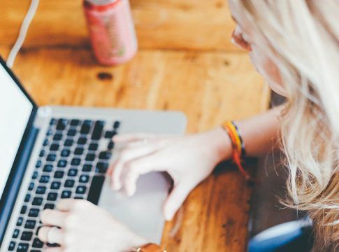 Examinar la web y desconfiar de precios demasiado bajos, recomendaciones en el alquiler 'online' de un alojamiento