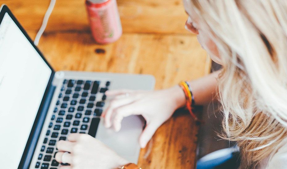 Examinar la web y desconfiar de precios demasiado bajos, recomendaciones en el alquiler 'online' de un alojamiento