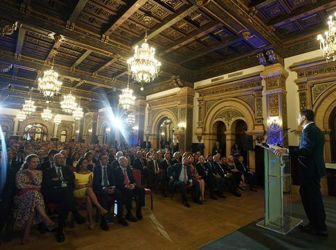 Moreno anuncia nuevas ayudas para incentivar la contratación y formación de 18.000 jóvenes andaluces