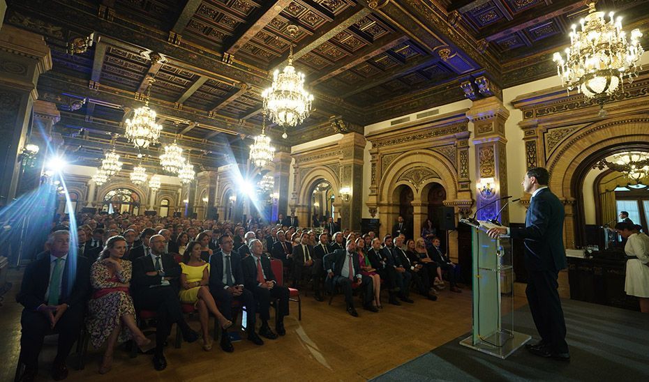 Moreno anuncia nuevas ayudas para incentivar la contratación y formación de 18.000 jóvenes andaluces