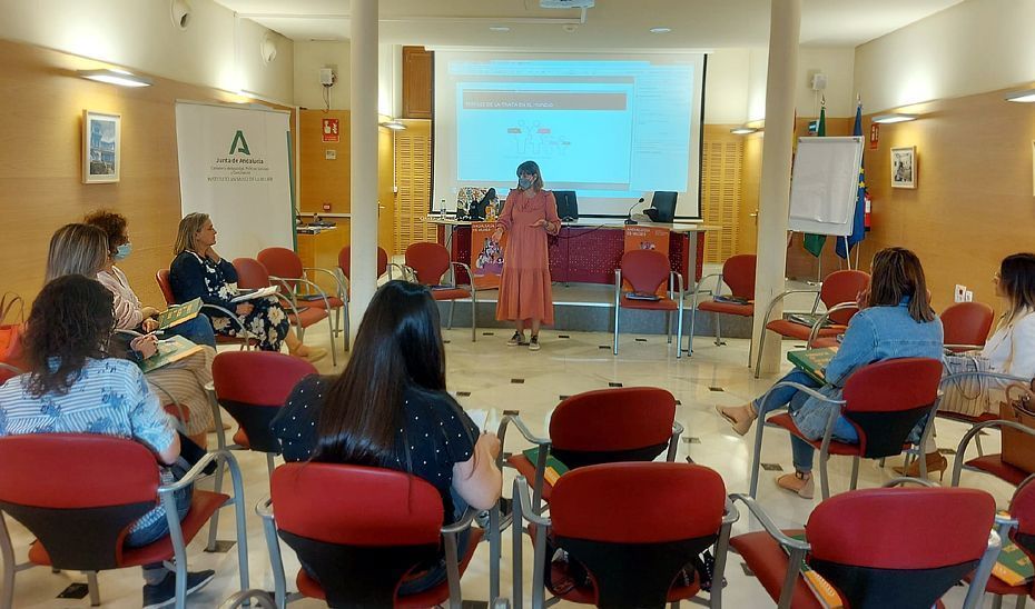 El IAM forma a más de 700 profesionales sobre violencia de género, trata y agresiones sexuales