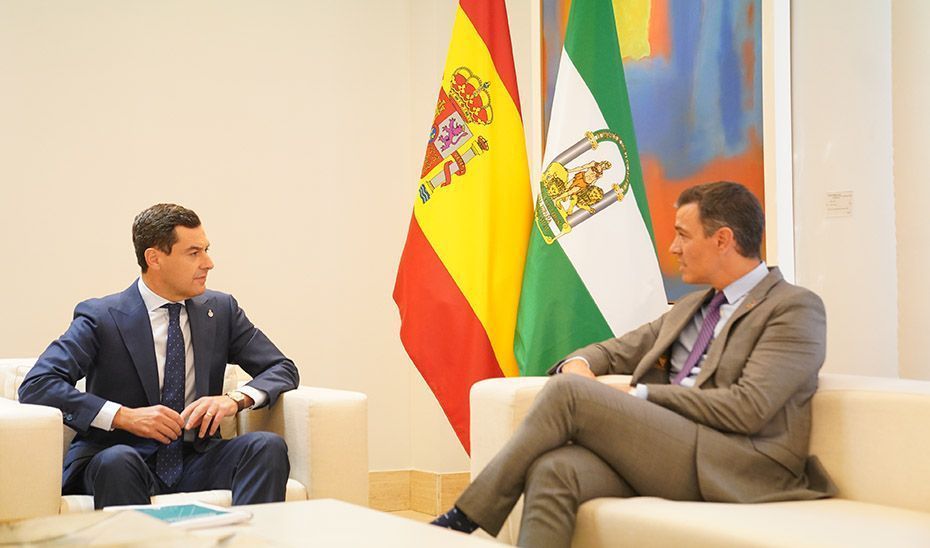 Moreno reclama a Sánchez mejor financiación, solución al problema del agua y una mayor apuesta por las energías renovables